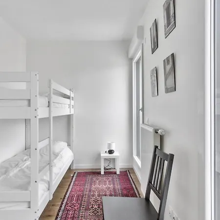 Modern Flat Two Steps From The Subway - Welkeys *
